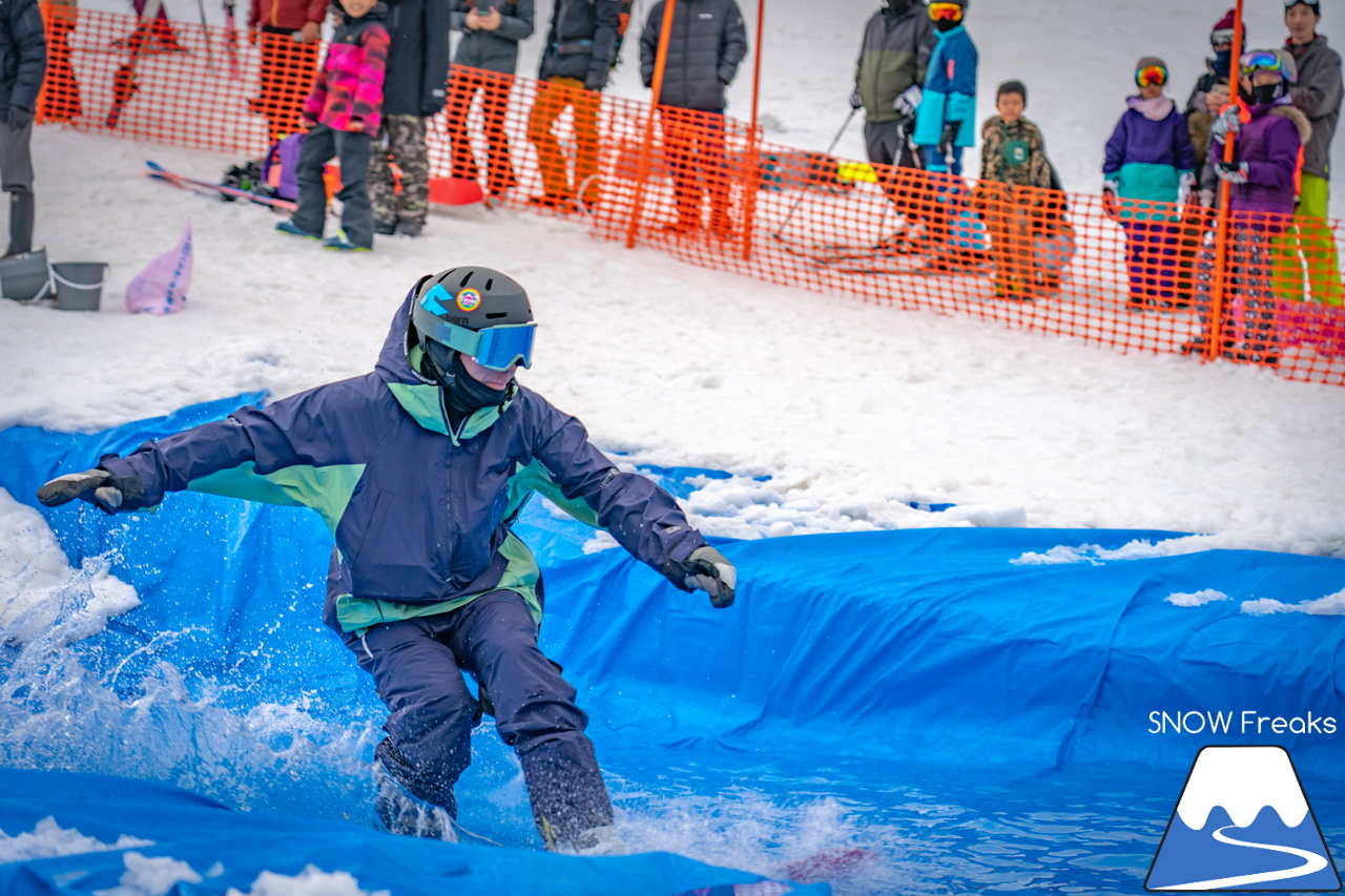 富良野スキー場｜季節は、まだ冬？それとも…？小雪が舞い、たくさんの雪が残る富良野スキー場で、春の恒例イベント『春スキー池渡り大会』開催(^^)/